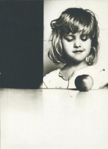 Mergaite.su.obuoliu.R.Cernius.1986m