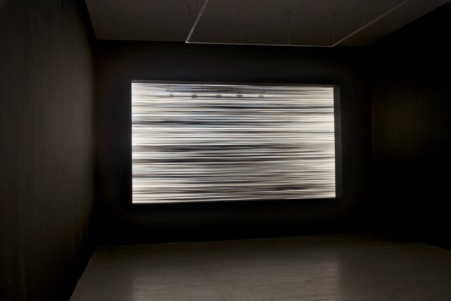 Žilvinas Kempinas. Baltas triukšmas.  2007, magnetinė juosta, fanera, ventiletoriai,  prožektoriai, dydis kintamas. Instaliacijos vaizdas Spencer Brownstone galerijoje, Niujorke.