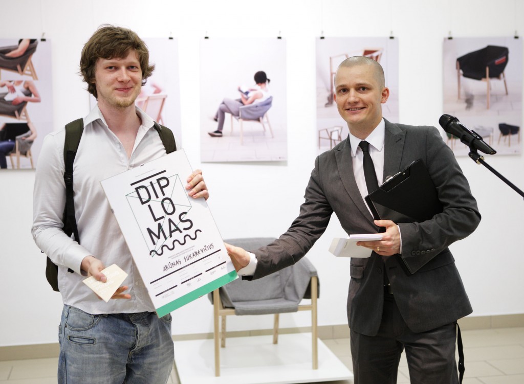 Arunas Sukarevicius_foto Tomas Kapocius (7) Nugalėtoją Arūną Sakurevičių sveikina konkurso rengėjai. (foto: Tomas Kapočius)