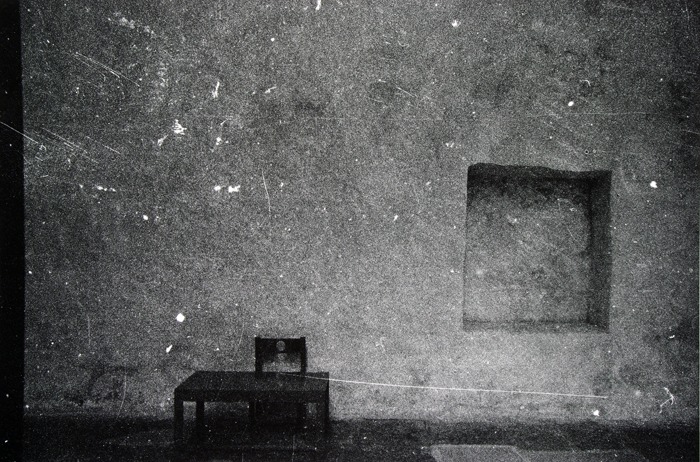 R.Treigys, JUODAS STALAS .2009.,sidabro bromidinis atspaudas.38X 60cm
